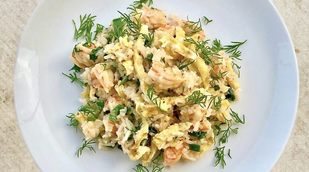 Ryż smażony z krewetkami koktajlowymi z dodatkiem omleta z wiejskich jajek.