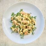 Ryż smażony z krewetkami koktajlowymi z dodatkiem omleta z wiejskich jajek.