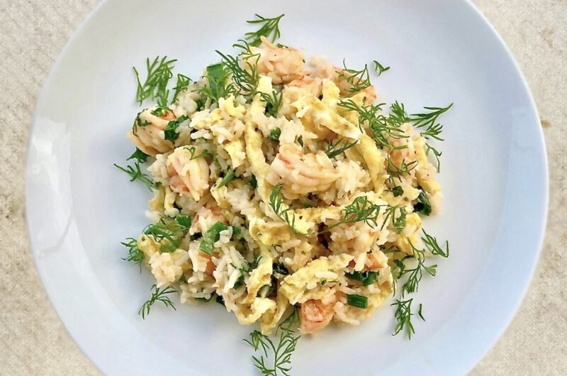 Ryż smażony z krewetkami koktajlowymi z dodatkiem omleta z wiejskich jajek.