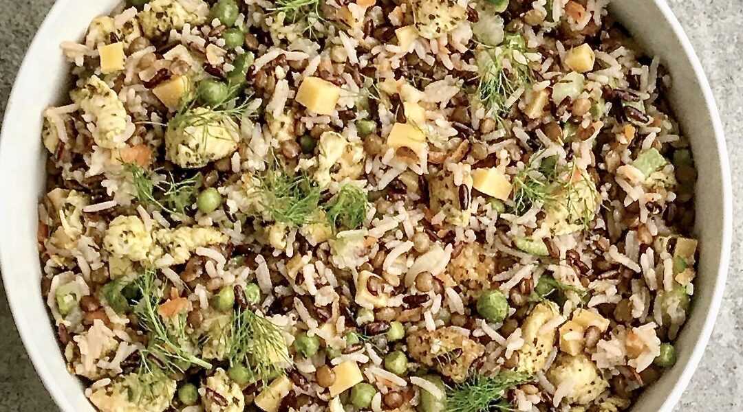 Ryż z kurczakiem i warzywami to świetna kompilacja delikatnego mięsa kurczaka oraz sycących kolorowych dodatków w postaci czarnego ryżu oraz kilku warzyw.