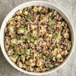 Ryż z kurczakiem i warzywami to świetna kompilacja delikatnego mięsa kurczaka oraz sycących kolorowych dodatków w postaci czarnego ryżu oraz kilku warzyw.