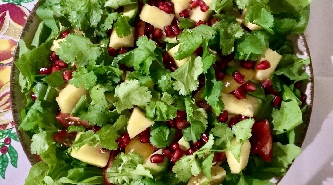 Sałatka bożonarodzeniowa rodem z Grecji składa się z komosy ryżowej, rukoli i liści szpinaku oraz awokado, papryki, pomidorków i mango. Całość posypuje się świeżą kolendrą i pestkami granatu, a na koniec polewa sosem winegret.