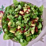 Sałatka bożonarodzeniowa rodem z Grecji składa się z komosy ryżowej, rukoli i liści szpinaku oraz awokado, papryki, pomidorków i mango. Całość posypuje się świeżą kolendrą i pestkami granatu, a na koniec polewa sosem winegret.