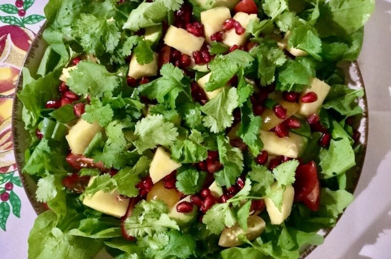 Sałatka bożonarodzeniowa rodem z Grecji składa się z komosy ryżowej, rukoli i liści szpinaku oraz awokado, papryki, pomidorków i mango. Całość posypuje się świeżą kolendrą i pestkami granatu, a na koniec polewa sosem winegret.