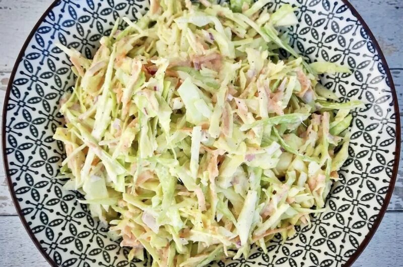 Sałatka vel surówka Coleslaw to pyszny dodatek do obiadu przygotowany z siekanej białej kapusty z dodatkiem startej marchewki doprawiony majonezem i jogurtem greckim.