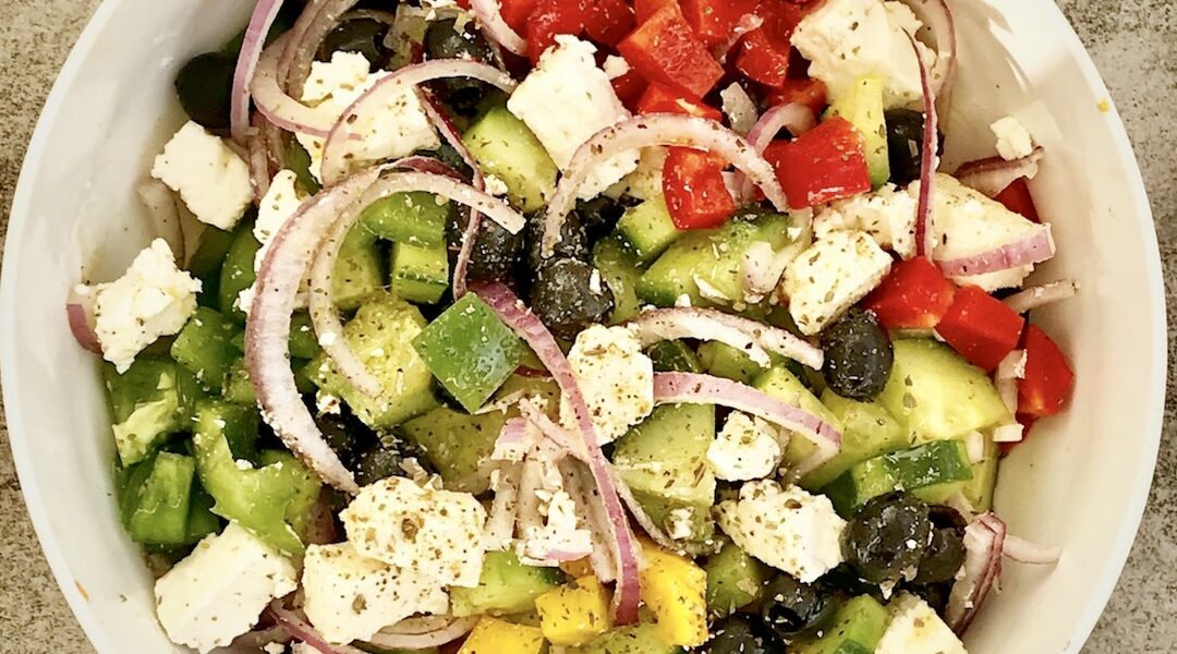 Sałatka szopska powstała z krojonych warzyw oraz miękkiego owczego sera typu feta, a finalnie została polana obficie oliwą extra vergine.