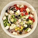 Sałatka szopska powstała z krojonych warzyw oraz miękkiego owczego sera typu feta, a finalnie została polana obficie oliwą extra vergine.