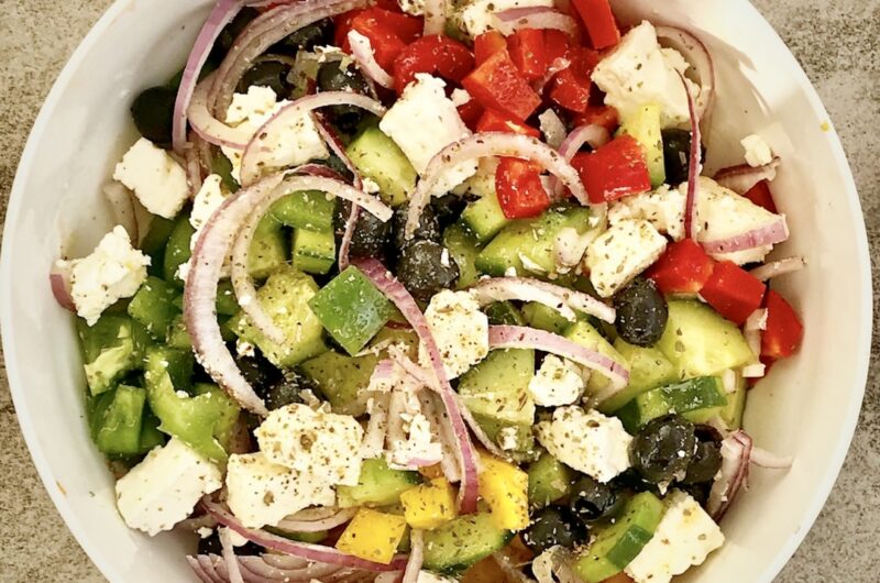 Sałatka szopska powstała z krojonych warzyw oraz miękkiego owczego sera typu feta, a finalnie została polana obficie oliwą extra vergine.