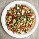 Sałatka z ciecierzycą, czyli sałatka z ciecierzycy z dodatkiem gotowanego groszku, grillowanej marynowanej papryki i rzodkiewkami skropiona obficie sosem winegret.