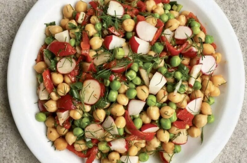 Sałatka z ciecierzycą, czyli sałatka z ciecierzycy z dodatkiem gotowanego groszku, grillowanej marynowanej papryki i rzodkiewkami skropiona obficie sosem winegret.