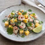 Sałatka z krewetkami, czyli sałatka z gotowanych krewetek, mango i solirodu połączona jogurtem greckim z dodatkiem kolendry, chilli i soku z limonki.