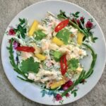 Sałatka z krewetkami, czyli sałatka z gotowanych krewetek, mango i solirodu połączona jogurtem greckim z dodatkiem kolendry, chilli i soku z limonki.