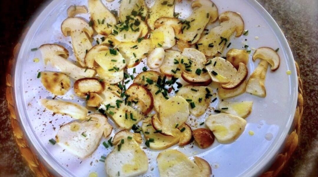 Sałatka z krojonych surowych świeżych prawdziwków z dodatkiem soli, pieprzu i oliwy extra vergine.