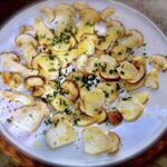 Sałatka z krojonych surowych świeżych prawdziwków z dodatkiem soli, pieprzu i oliwy extra vergine.