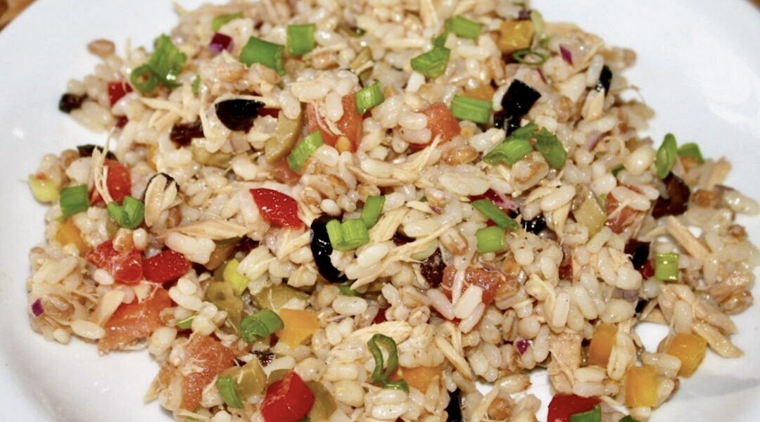 Sałatka z tuńczykiem to w mojej wersji tuńczyk oraz trzy rodzaje zbóż ugotowane i uzupełnione drobno krojonymi paprykami, oliwkami, dymką i pomidorami.