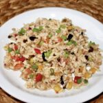 Sałatka z tuńczykiem to w mojej wersji tuńczyk oraz trzy rodzaje zbóż ugotowane i uzupełnione drobno krojonymi paprykami, oliwkami, dymką i pomidorami.