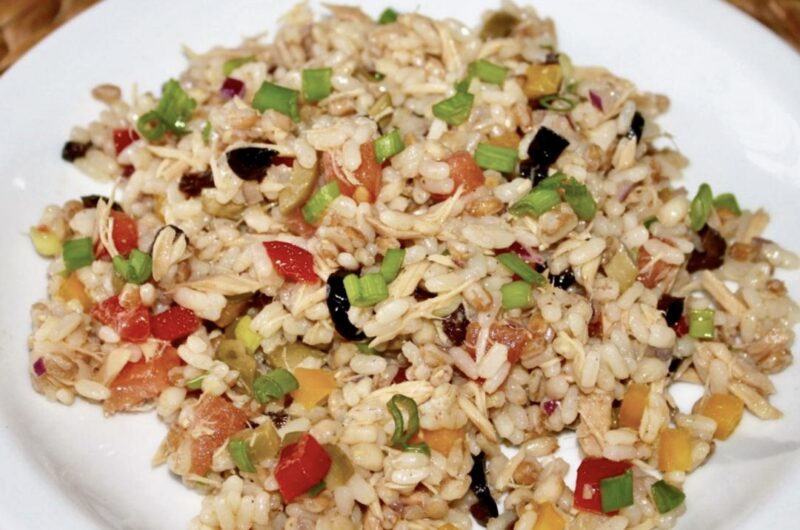 Sałatka z tuńczykiem to w mojej wersji tuńczyk oraz trzy rodzaje zbóż ugotowane i uzupełnione drobno krojonymi paprykami, oliwkami, dymką i pomidorami.