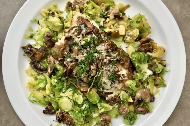 Sandacz pieczony razem z warzywami to danie kompletne i pyszne, a jednocześnie łatwe w przygotowaniu. Filet rybny wykładamy na siekaną i blanszowaną brukselkę, a następnie przykrywamy smażonymi pieczarkami, posypujemy startym parmezanem i zapiekamy w piekarniku.