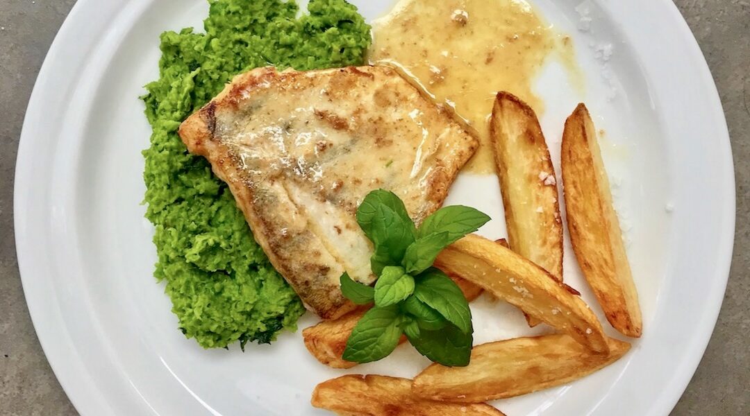 Delikatny sandacz smażony krótko podany w sosie z białego wina, słodkiej śmietanki oraz soku z limonki.