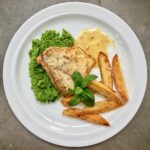 Delikatny sandacz smażony krótko podany w sosie z białego wina, słodkiej śmietanki oraz soku z limonki.