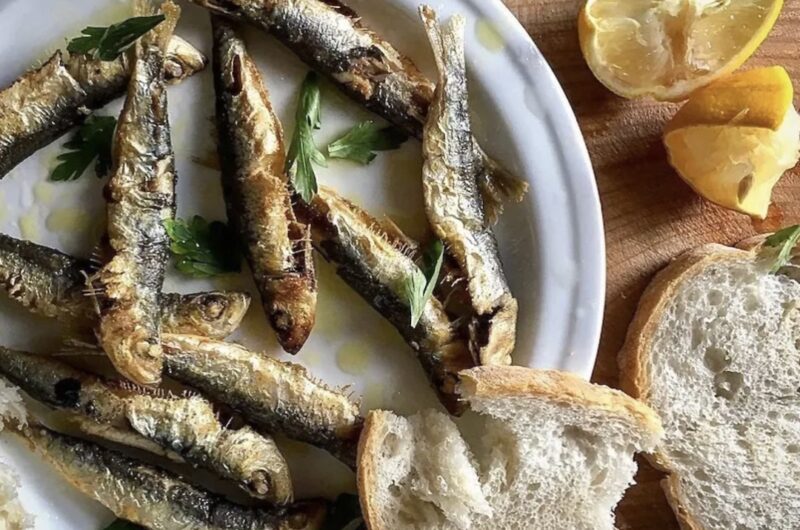 Sardynki smażone w oliwie w całości po uprzednim ich wypatroszeniu, posoleniu oraz obsypaniu niewielką ilością mąki pszennej. Podajemy koniecznie z cząstkami cytryny.