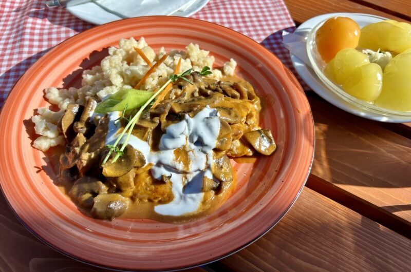 Schab po bakońsku, czyli kotlet schabowy duszony z cebulą, pomidorami, pieczarkami i dużą ilością słodkiej mielonej papryki doprawiony kwaśną śmietaną.