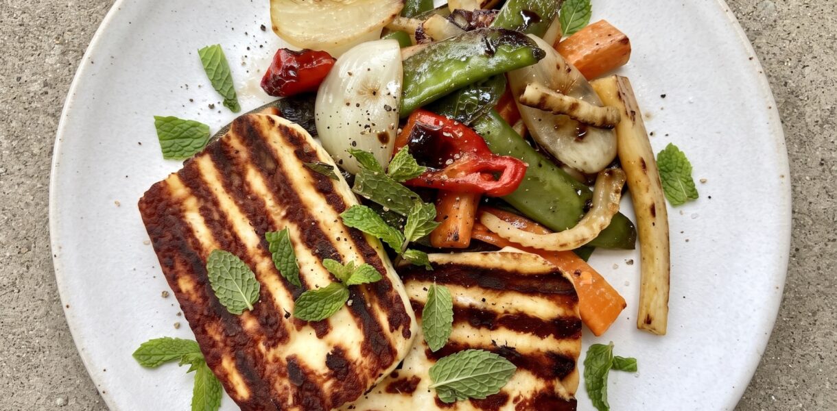 Ser halloumi z warzywami, czyli smażone plastry sera halloumi podawane z grubo krojonymi warzywami smażonymi na półtwardo doprawionymi octem balsamicznym.