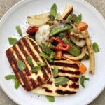 Ser halloumi z warzywami, czyli smażone plastry sera halloumi podawane z grubo krojonymi warzywami smażonymi na półtwardo doprawionymi octem balsamicznym.