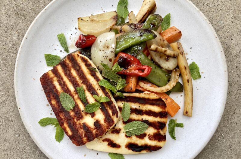 Ser halloumi z warzywami, czyli smażone plastry sera halloumi podawane z grubo krojonymi warzywami smażonymi na półtwardo doprawionymi octem balsamicznym.