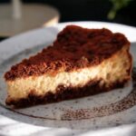 Sernik czarno biały to ciasto serowe z masą przygotowaną na bazie serków homogenizowanych. Dodatkami do masy serowej są wiórki kokosowe, a masa przekładana jest warstwami ciasta z dodatkiem kakao.