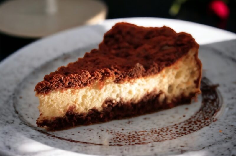 Sernik czarno biały to ciasto serowe z masą przygotowaną na bazie serków homogenizowanych. Dodatkami do masy serowej są wiórki kokosowe, a masa przekładana jest warstwami ciasta z dodatkiem kakao.