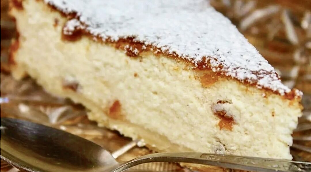 Fantastyczny sernik wiedeński na bazie wiejskiego twarogu z dodatkiem rodzynek, kandyzowanej skórki z pomarańczy i wanilii.