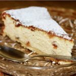 Fantastyczny sernik wiedeński na bazie wiejskiego twarogu z dodatkiem rodzynek, kandyzowanej skórki z pomarańczy i wanilii.