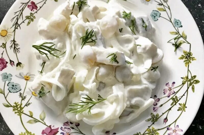 Śledzie w śmietanie czyli małe kawałki śledzia matiasa zmieszane z kwaśną śmietaną z dodatkiem cebuli i białych winogron.