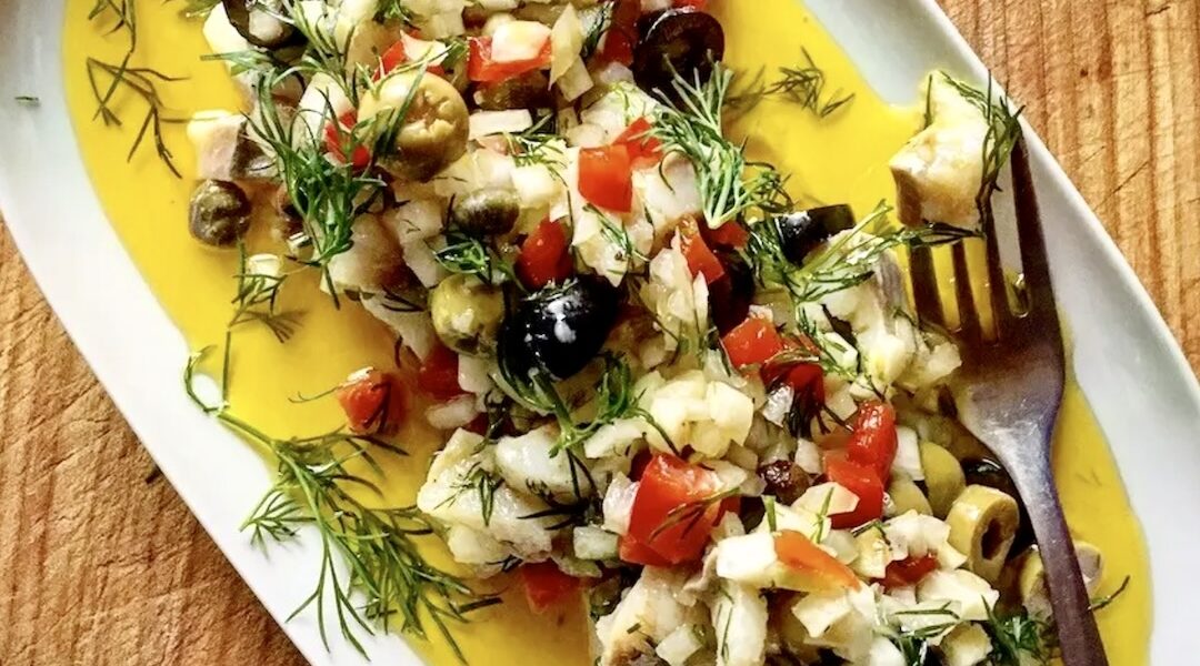 Śledzie z fenkułem, czyli kawałki śledzia matjasa zalane olejem z dodatkiem cebuli, oliwek, kaparów i krojonego drobno fenkuła.