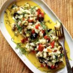 Śledzie z fenkułem, czyli kawałki śledzia matjasa zalane olejem z dodatkiem cebuli, oliwek, kaparów i krojonego drobno fenkuła.