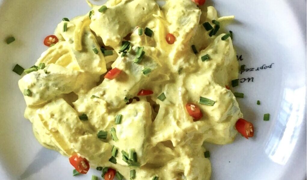 Śledzie z imbirem w śmietanie przygotowuje się ze śledzi matjas. Filety śledziowe należy pokroić i ułożyć w kwaśnej śmietanie z dodatkiem cebuli, startego imbiru, chili, kolendry mielonej, kurkumy i curry.