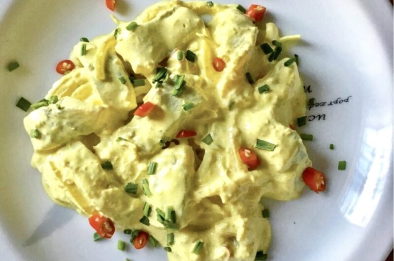 Śledzie z imbirem w śmietanie przygotowuje się ze śledzi matjas. Filety śledziowe należy pokroić i ułożyć w kwaśnej śmietanie z dodatkiem cebuli, startego imbiru, chili, kolendry mielonej, kurkumy i curry.