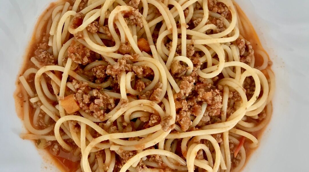 Przepyszny sos bolognese na bazie soffritto z mieszanego mięsa mielonego z dodatkiem pomidorów, czosnku, laski cynamonu i suszonego oregano.