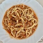 Przepyszny sos bolognese na bazie soffritto z mieszanego mięsa mielonego z dodatkiem pomidorów, czosnku, laski cynamonu i suszonego oregano.