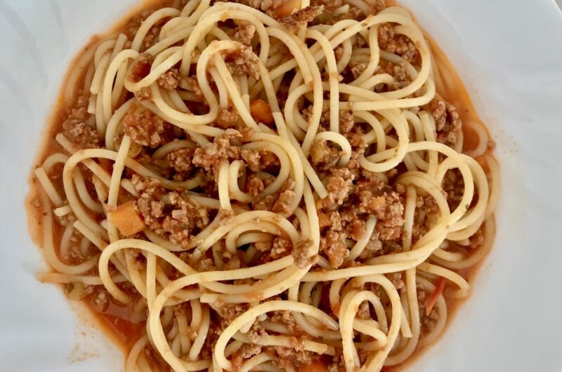 Przepyszny sos bolognese na bazie soffritto z mieszanego mięsa mielonego z dodatkiem pomidorów, czosnku, laski cynamonu i suszonego oregano.