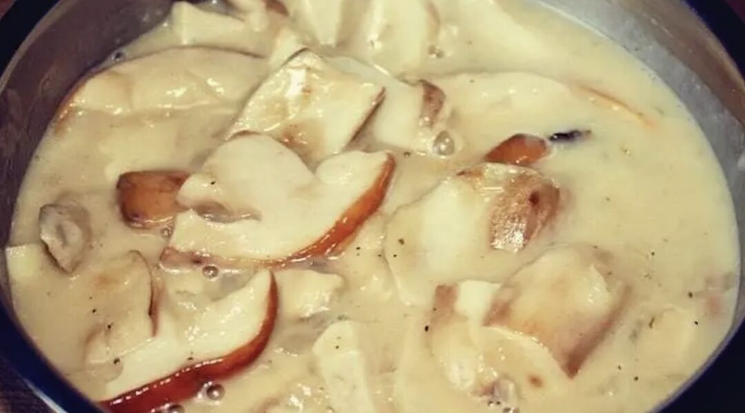 Sos grzybowy, czyli świeże leśne grzyby krojone w duże kawałki, smażone z cebulą, a następnie duszone w bulionie jarzynowym doprawione na koniec kwaśną śmietaną.