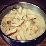 Sos grzybowy, czyli świeże leśne grzyby krojone w duże kawałki, smażone z cebulą, a następnie duszone w bulionie jarzynowym doprawione na koniec kwaśną śmietaną.