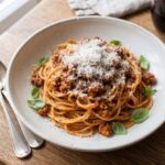 Spaghetti bolognese to mięso mielone duszone w sosie pomidorowym podane z makaronem. To danie zna chyba każdy człowiek na świecie. Moje bolognese może szokować, ale ponieważ smakuje wyjątkowo dobrze pokochacie je i Wy.