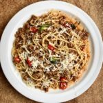 Spaghetti bolognese to mięso mielone duszone w sosie pomidorowym podane z makaronem. To danie zna chyba każdy człowiek na świecie. Moje bolognese może szokować, ale ponieważ smakuje wyjątkowo dobrze pokochacie je i Wy.