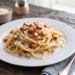 Spaghetti carbonara to klasyczne danie włoskie z makaronem. O jego wyjątkowym smaku decyduje aksamitny sos, który przygotowuje się z wiejskich jajek, świetnie przyprawionego podgardla wieprzowego i startego sera owczego. Całość posypuje się już na talerzu obficie świeżo zmielonym czarnym pieprzem.