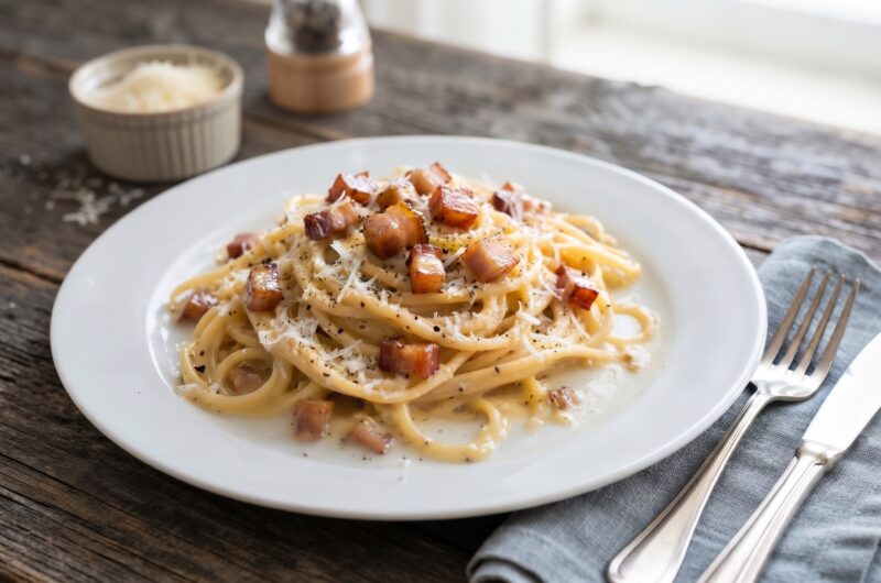 Spaghetti carbonara to klasyczne danie włoskie z makaronem. O jego wyjątkowym smaku decyduje aksamitny sos, który przygotowuje się z wiejskich jajek, świetnie przyprawionego podgardla wieprzowego i startego sera owczego. Całość posypuje się już na talerzu obficie świeżo zmielonym czarnym pieprzem.