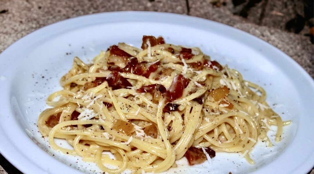 Spaghetti carbonara to klasyczne danie włoskie z makaronem. O jego wyjątkowym smaku decyduje aksamitny sos, który przygotowuje się z wiejskich jajek, świetnie przyprawionego podgardla wieprzowego i startego sera owczego. Całość posypuje się już na talerzu obficie świeżo zmielonym czarnym pieprzem.