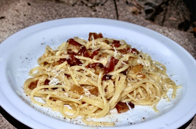 Spaghetti carbonara to klasyczne danie włoskie z makaronem. O jego wyjątkowym smaku decyduje aksamitny sos, który przygotowuje się z wiejskich jajek, świetnie przyprawionego podgardla wieprzowego i startego sera owczego. Całość posypuje się już na talerzu obficie świeżo zmielonym czarnym pieprzem.