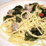 Spaghetti z białą kiełbasą i jarmużem przygotowujemy z surowej białej kiełbasy, którą należy podsmażyć po wyjęciu z jelita. Po dodaniu do niej świeżego jarmużu danie dusimy, a następnie mieszamy z ugotowanym makaronem spaghetti.